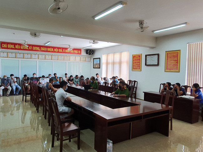 Đào Hoàng là đối tượng chủ mưu, cầm đầu tổ chức cá độ bóng đá tại 2 tụ điểm 106 Thái Phiên và 324 Nguyễn Sinh Cung, TP.Huế. Ảnh: V.A.