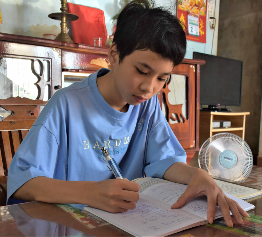 Em Phan Hà Anh Quân luôn có ý thức vượt qua hoàn cảnh để học tập thật tốt. Ảnh: Trần Dung