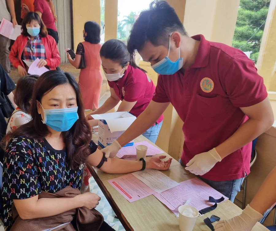 Trước khi hiến máu, các tình nguyện viên được đội ngũ y-bác sỹ kiểm tra sức khỏe. Ảnh: Hà Phương