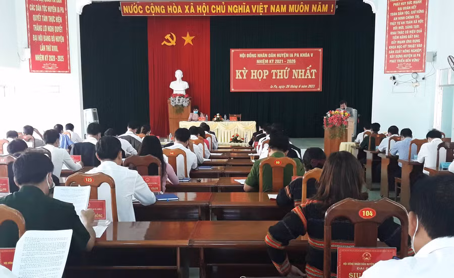 Hình ảnh: 1. Toàn cảnh kỳ họp thứ Nhất HĐND huyện Ia Pa khóa V