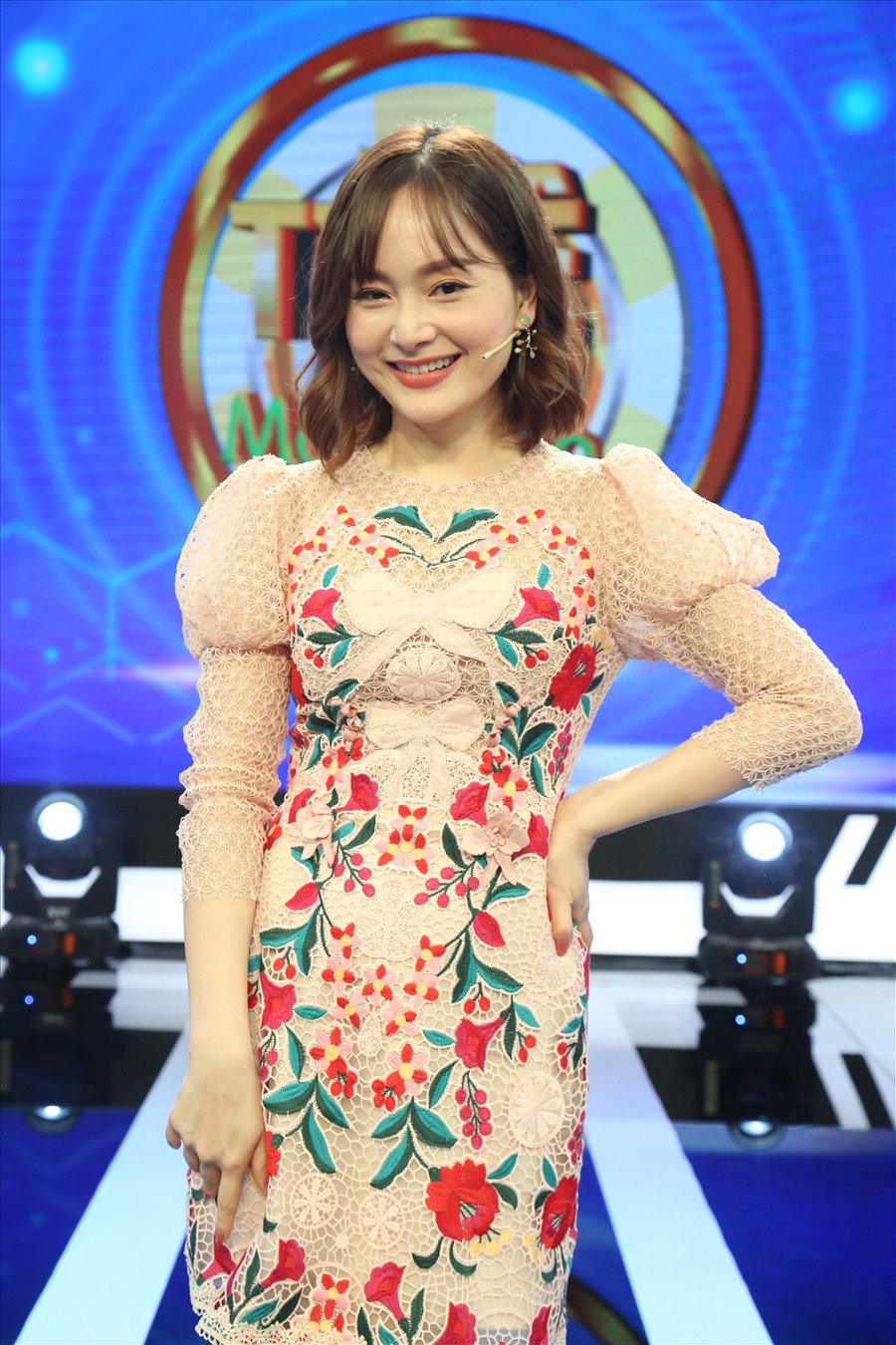 Bắp tay khá to nên những thiết kế có cánh tay thường sẽ được Lan Phương ưu ái lựa chọn. Bộ váy được cắt tỉa tinh tế, độc đáo giúp nữ diễn viên che đi khuyết điểm cơ thể.