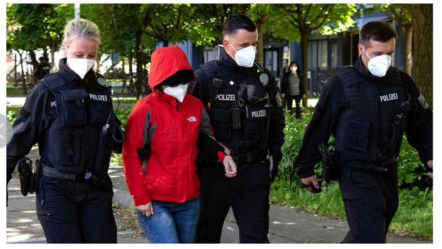 Một phụ nữ bị cảnh sát đưa đi trong quá trình điều tra - Ảnh chụp màn hình Euronews