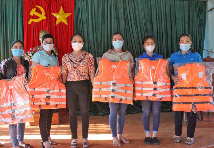 Trao tặng áo phao cho người dân. Ảnh Phan Thương