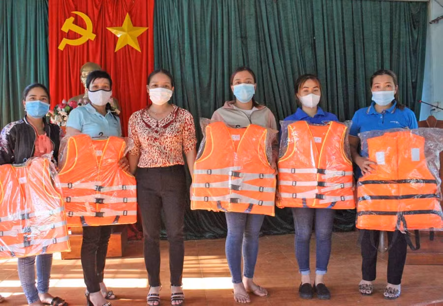 Trao tặng áo phao cho người dân. Ảnh Phan Thương