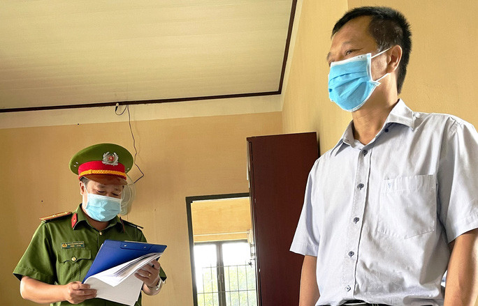 Công an huyện Đức Trọng đọc lệnh bắt bắt Giám đốc Trung tâm Giáo dục nghề huyện Đức Trọng.