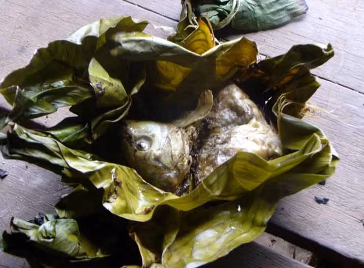 Món cá gói lá đặc sắc của người Jrai. Ảnh: Thanh Lan