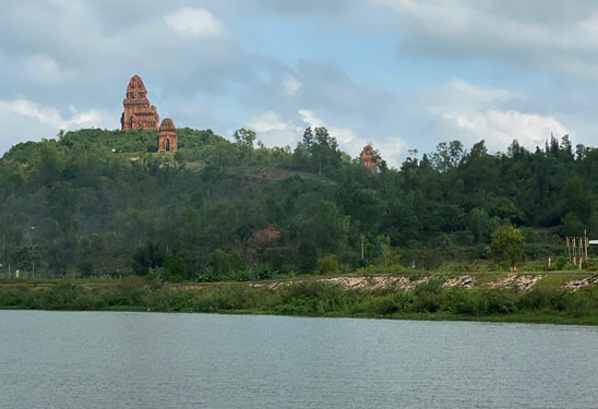 Một nhánh sông Côn chảy dưới chân tháp Bánh Ít Một nhánh sông Côn chảy dưới chân tháp Bánh Ít