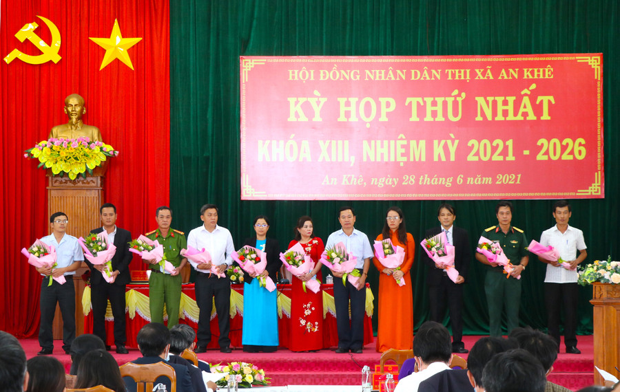 Chủ tịch, Phó Chủ tịch, Ủy viên UBND thị xã An Khê khóa XIII (nhiệm kỳ 2021-2026) ra mắt nhận nhiệm vụ. Ảnh: Ngọc Minh Các đồng chí Chủ tịch, Phó Chủ tịch, Ủy viên UBND thị xã An Khê khóa XIII (nhiệm kỳ 2021-2026). Ảnh: Ngọc Minh