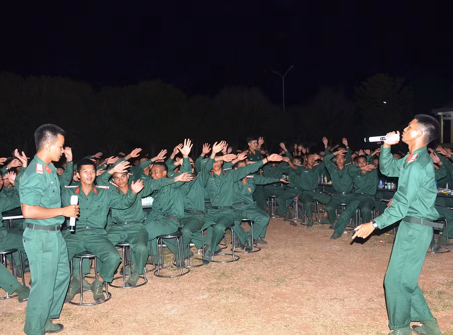  Một buổi giao lưu văn nghệ của các chiến sĩ mới (ảnh chụp tháng 4-2021). Ảnh: Kim Hồng