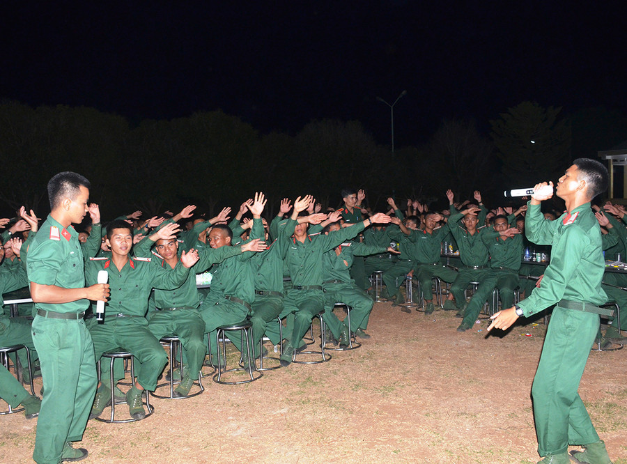  Một buổi giao lưu văn nghệ của các chiến sĩ mới (ảnh chụp tháng 4-2021). Ảnh: Kim Hồng