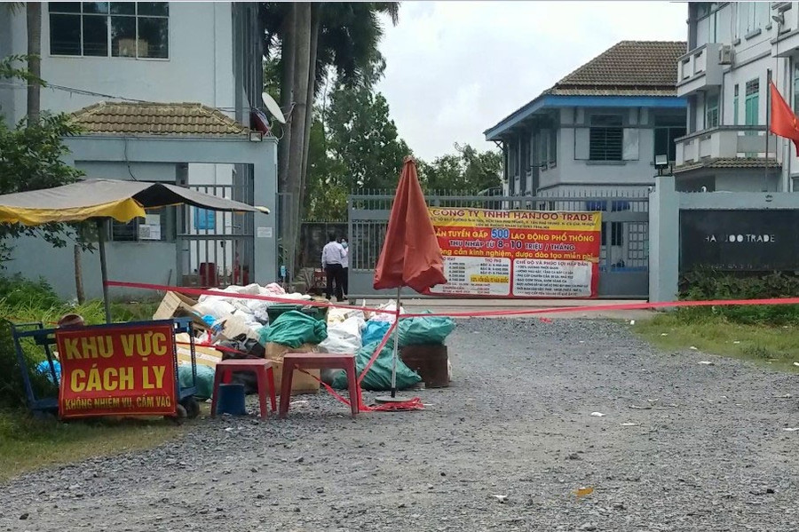 Hàng trăm công nhân Công ty TNHH Hanjoo Trade phải đi cách ly vì công ty có 4 ca dương tính Covid-19. ẢNH: TRẦN KHA