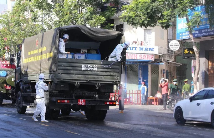Binh chủng hóa học - Bộ Quốc phòng thực hiện phun khử khuẩn ở kiệt 407 Lê Duẩn vào chiều 20-6