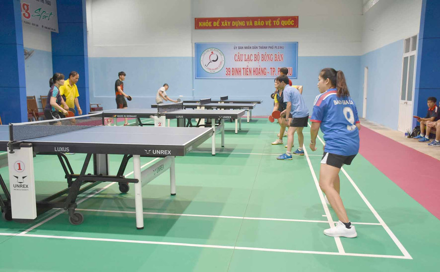 Nhà thể thao 39 Đinh Tiên Hoàng (TP. Pleiku) là nơi tập luyện của những người yêu thích bộ môn bóng bàn. Ảnh: Hà Phương Nhà thể thao 39 Đinh Tiên Hoàng (TP. Pleiku) là nơi tập luyện của những người yêu thích bộ môn bóng bàn. Ảnh: Hà Phương