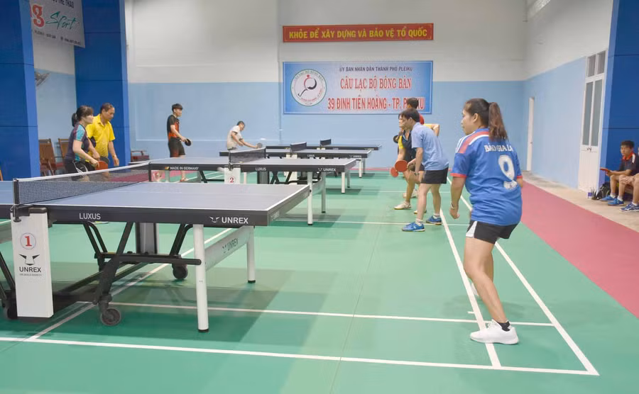  Nhà thể thao 39 Đinh Tiên Hoàng (TP. Pleiku) là nơi tập luyện của những người yêu thích bộ môn bóng bàn. Ảnh: Hà Phương