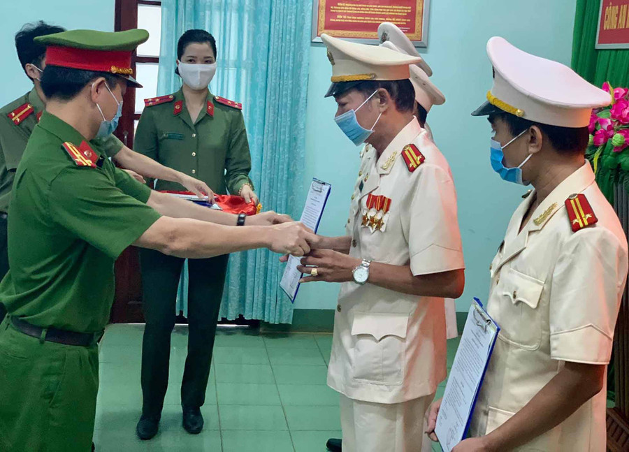 Đại diện lãnh đạo Công an huyện Chư Păh trao quyết định thăng cấp bậc hàm, nâng bậc lương cho các cán bộ, chiến sĩ. Ảnh: Hà Phương Đại diện lãnh đạo Công an huyện trao quyết định thăng cấp bậc và nâng lương cho các đồng chí. Ảnh: Hà Phương