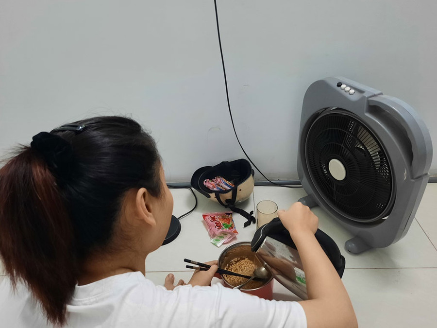 Công nhân ở trọ phải ăn mì gói qua ngày. Ảnh: P.X Công nhân ở trọ phải ăn mì gói qua ngày. Ảnh: P.X