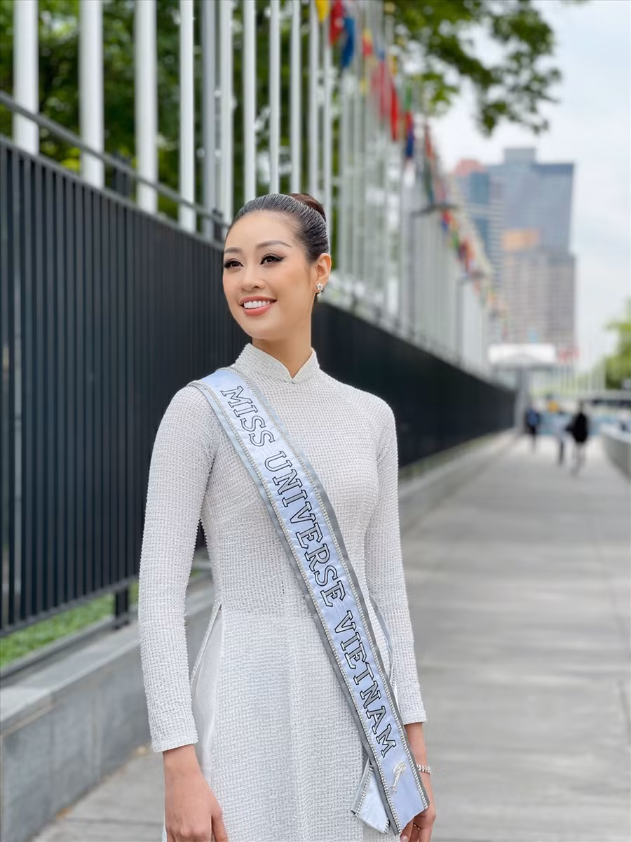 Vừa tròn một tháng xa Việt Nam, Khánh Vân cho biết cô rất nhớ nhà, đặc biệt là những món ăn do mẹ nấu. Sau cuộc thi Miss Universe với thành tích top 21, Hoa hậu Khánh Vân vẫn còn ở Mỹ với các kế hoạch công việc riêng.