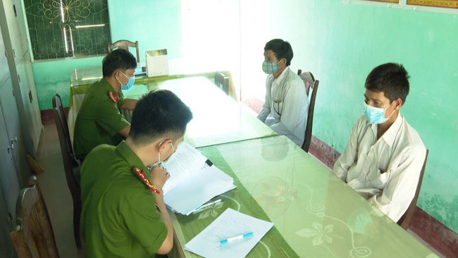 Các đối tượng vi phạm quy định về quản lý, bảo vệ rừng vừa bị bắt giữ. (Ảnh: Việt Anh). Các đối tượng vi phạm quy định về quản lý, bảo vệ rừng vừa bị bắt giữ. (Ảnh: Việt Anh).