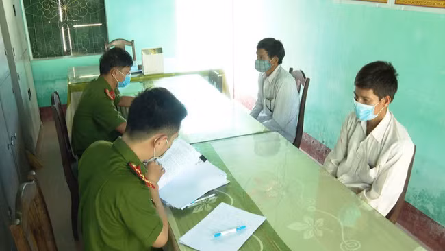  Các đối tượng vi phạm quy định về quản lý, bảo vệ rừng vừa bị bắt giữ. (Ảnh: Việt Anh).