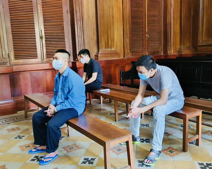 Hai cựu cán bộ công an (phía sau) được tại ngoại Hai cựu cán bộ công an (phía sau) được tại ngoại