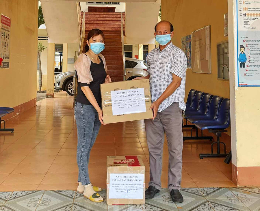 Ông Võ Xuân Bảo-HUV, Phó Chủ tịch Thường trực Ủy Ban MTTQ Việt Nam huyện Chư Păh tiệp nhận hàng hỗ trợ Covid-19 Ảnh Ngọc Anh 1