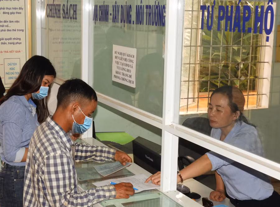 Công chức xã Kdang giải quyết thủ tục hành chính cho người dân. Ảnh: Thanh Nhật