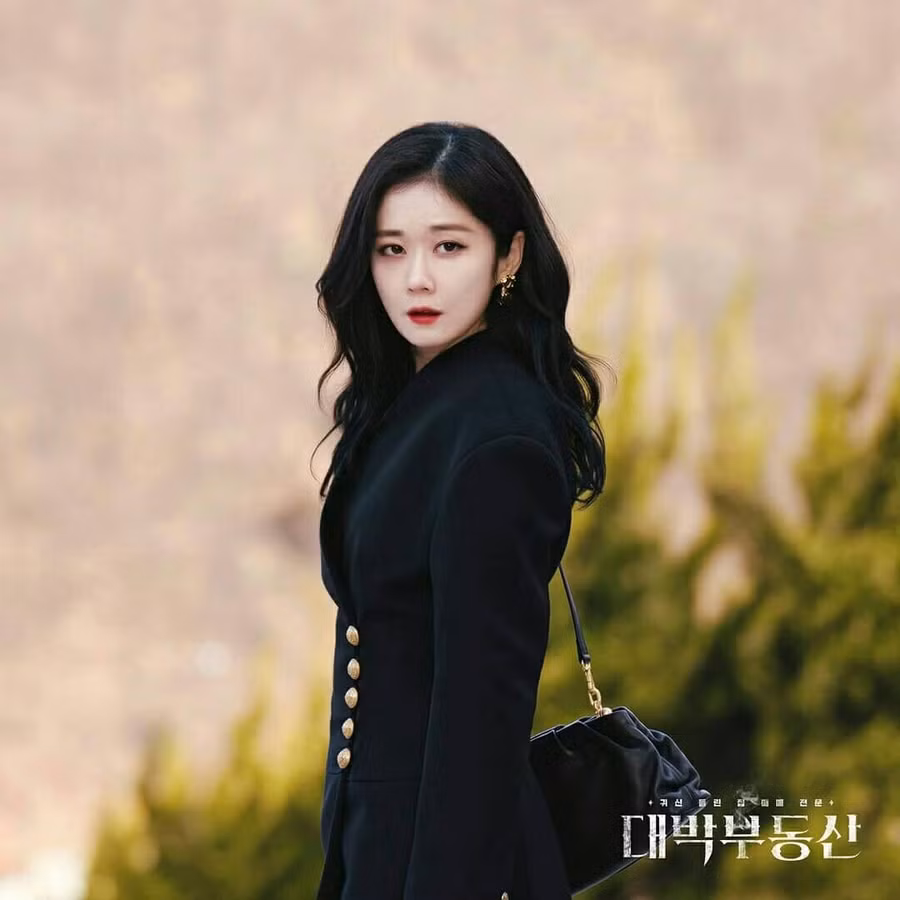 Phong cách quyến rũ với mắt sắc, môi đỏ, trang phục đen cũng không làm cô nàng “dừ” đi chút nào.