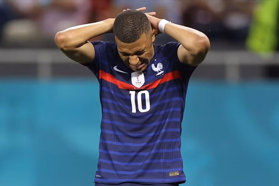 Mbappe đá hỏng luân lưu có thể là khoảnh khắc đáng nhớ nhất vòng 1/8 EURO 2020. Ảnh: AFP