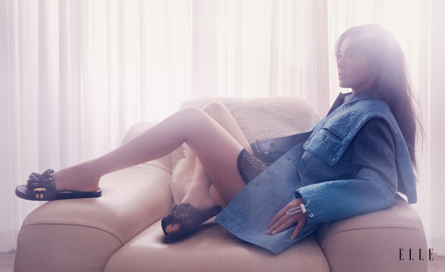 Ngoài khả năng diễn xuất, Song Hye Kyo giờ đây cũng là gương mặt sáng giá của nhiều thương hiệu đình đám thế giới. Cô còn được lòng công chúng khi luôn cố gắng tham gia các chiến dịch tuyên truyền lịch sử và văn hóa dân tộc. ẢNH: ELLE SINGAPORE