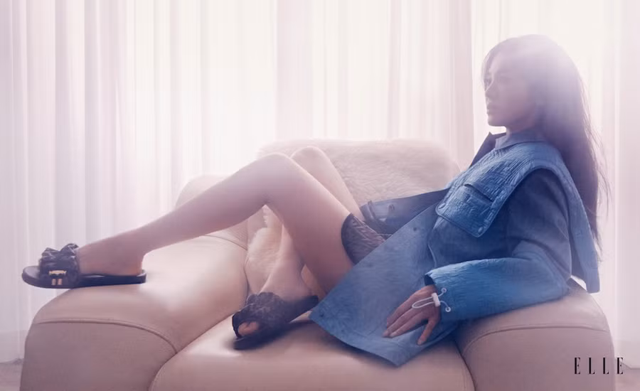 Ngoài khả năng diễn xuất, Song Hye Kyo giờ đây cũng là gương mặt sáng giá của nhiều thương hiệu đình đám thế giới. Cô còn được lòng công chúng khi luôn cố gắng tham gia các chiến dịch tuyên truyền lịch sử và văn hóa dân tộc. ẢNH: ELLE SINGAPORE