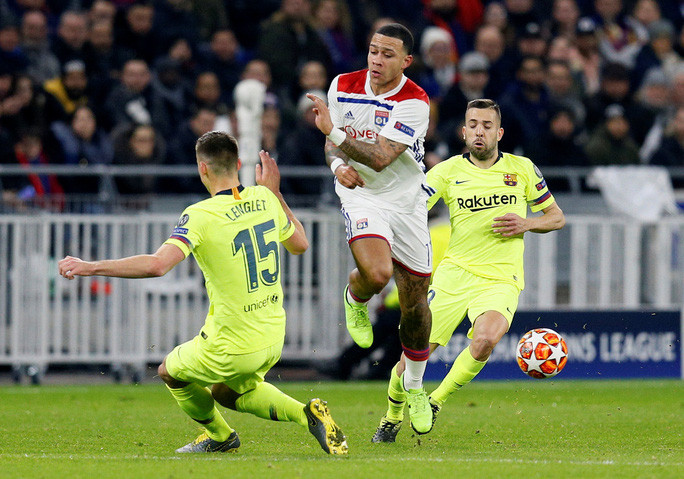 Depay trong màu áo Lyon đối đầu với... Barcelona