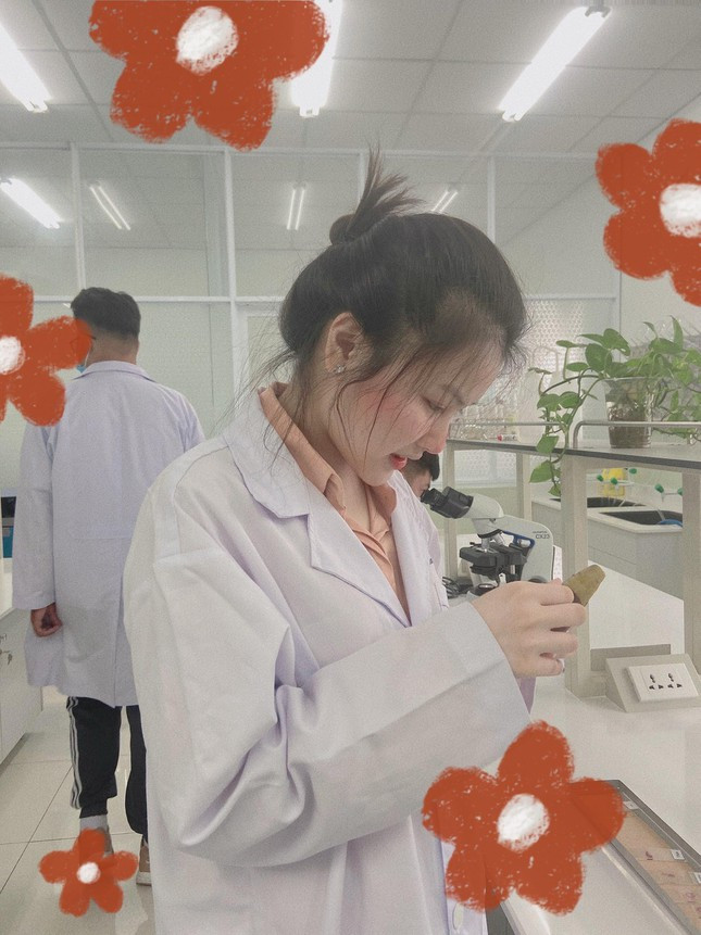  Tâm hồn yêu nghệ thuật giúp Huyền Trân dung hòa với những kiến thức thực tế của chuyên ngành Y Đa khoa. (Ảnh: NVCC)