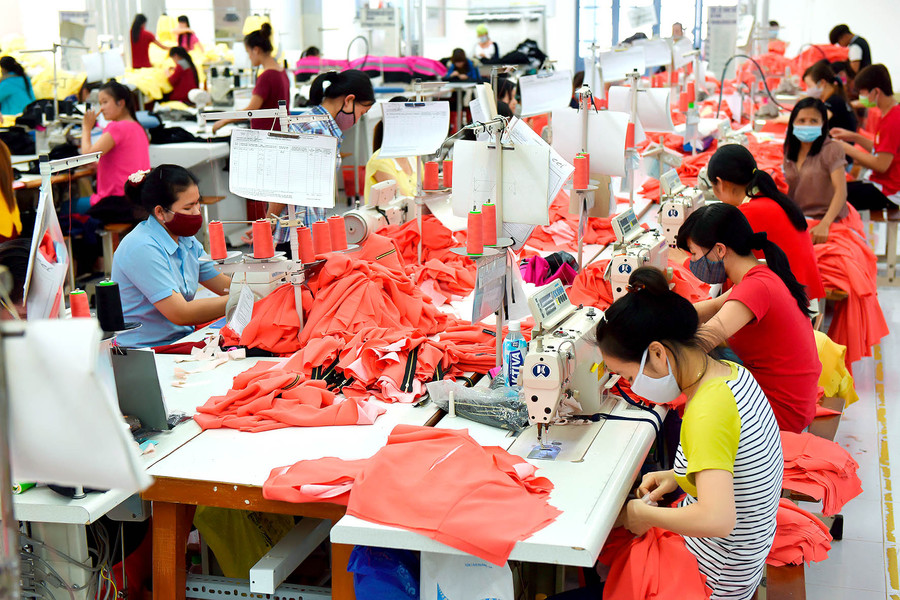 Công ty May Nhà Bè-Chi nhánh Gia Lai duy trì sản xuất trong tình hình dịch bệnh. Ảnh: Đức Thụy Công ty May Nhà Bè-Chi nhánh Gia Lai duy trì sản xuất trong tình hình dịch bệnh. Ảnh: Đức Thụy