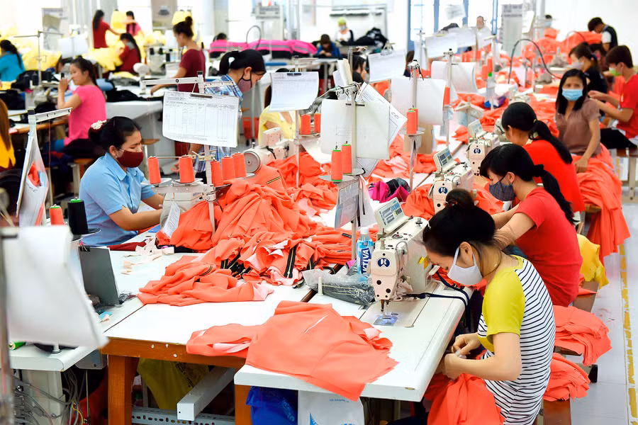  Công ty May Nhà Bè-Chi nhánh Gia Lai duy trì sản xuất trong tình hình dịch bệnh. Ảnh: Đức Thụy