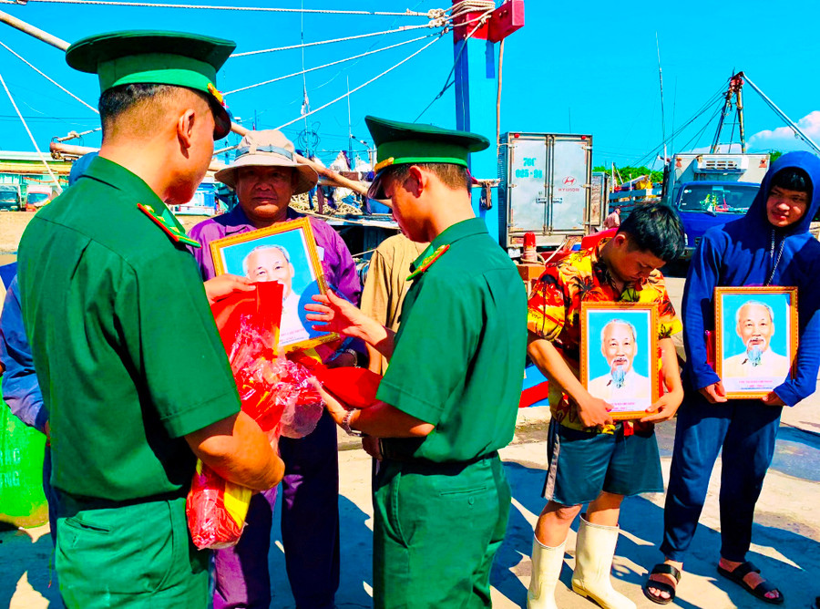 Cán bộ Đồn biên phòng Sơn Trà (Đà Nẵng) đồng hành cùng ngư dân qua các chương trình tặng ảnh Bác Hồ, cờ Tổ quốc, phao cứu sinh… - ẢNH: S.X Cán bộ Đồn biên phòng Sơn Trà (Đà Nẵng) đồng hành cùng ngư dân qua các chương trình tặng ảnh Bác Hồ, cờ Tổ quốc, phao cứu sinh… - ẢNH: S.X