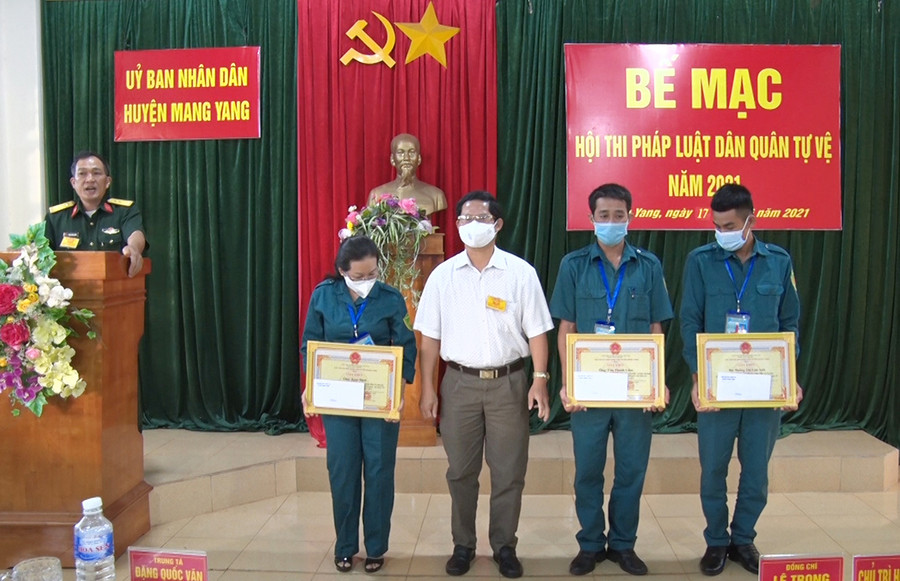  Ông Nguyễn Tịnh-Trưởng ban Tổ chức Huyện ủy trao giấy khen cho các thí sinh đạt thành tích xuất sắc tại hội thi. Ảnh: Hà Phương