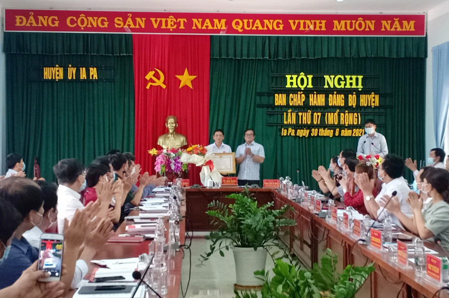 Trao tặng Huân chương Lao động hạng Nhì cho Nguyên Phó bí thư Thường trực Huyện ủy Ia Pa. Ảnh: Như Loan