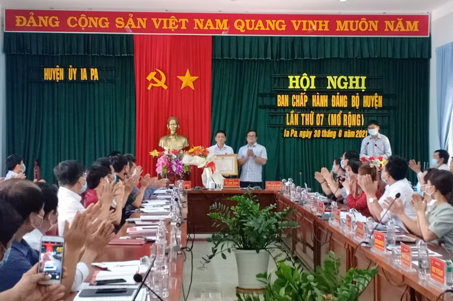 Trao tặng Huân chương Lao động hạng Nhì cho Nguyên Phó bí thư Thường trực Huyện ủy Ia Pa. Ảnh: Như Loan