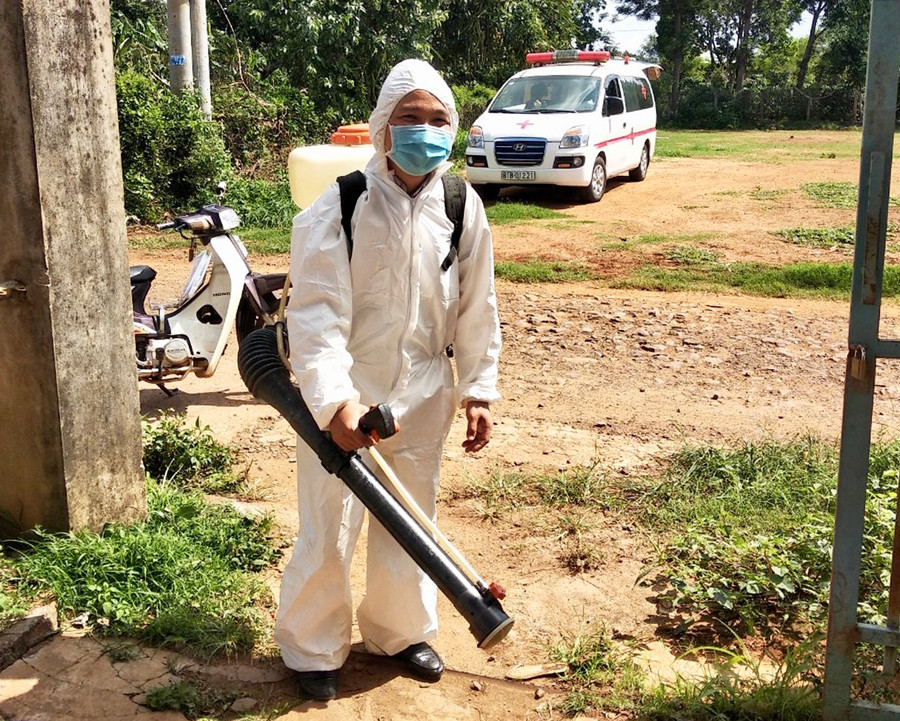 Nhân viên y tế tiến hành phun khử khuẩn các địa điểm, khu vực liên quan đến bệnh nhân 13486. Ảnh: Như Nguyện Nhân viên y tế tiến hành phun khử khuẩn các địa điểm, khu vực liên quan bệnh nhân 13486. Ảnh: Như Nguyện