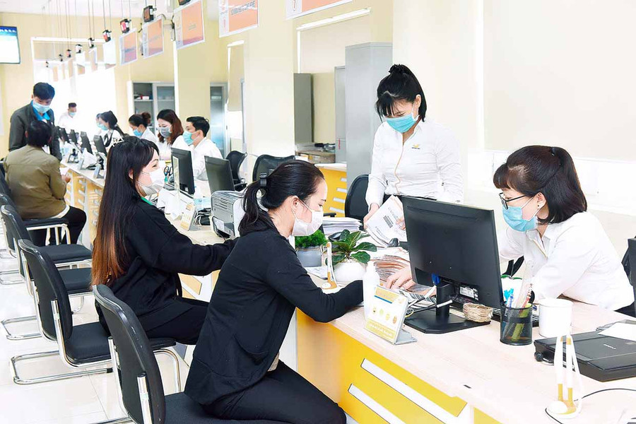 Người dân đến giao dịch tại Trung tâm Phục vụ hành chính công tỉnh. Ảnh: Đức Thụy Người dân đến giao dịch tại Trung tâm Phục vụ hành chính công tỉnh. Ảnh: Đức Thụy