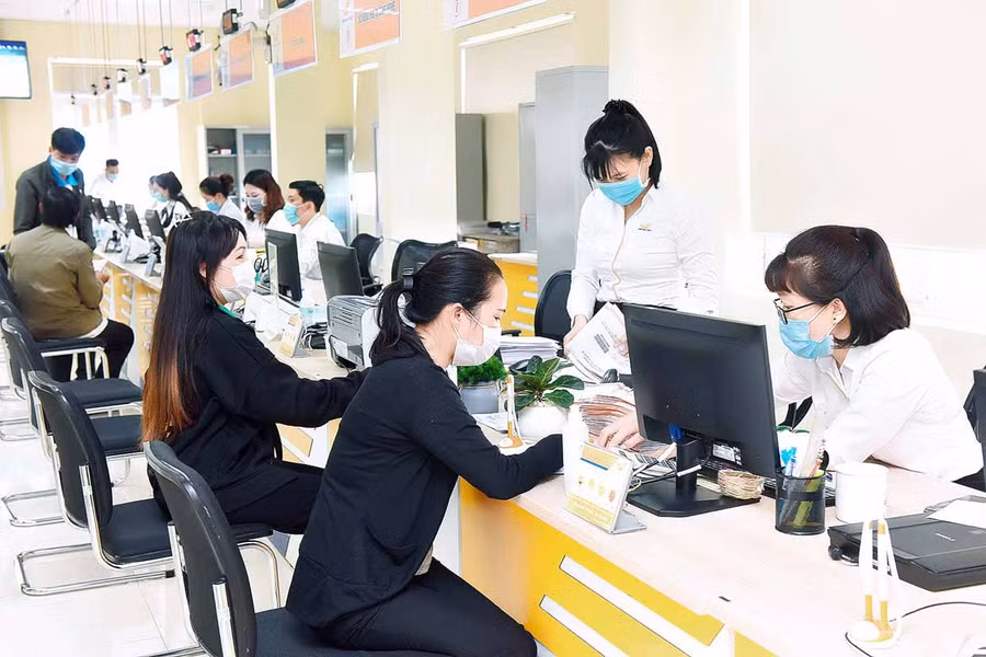 Người dân đến giao dịch tại Trung tâm Phục vụ hành chính công tỉnh. Ảnh: Đức Thụy