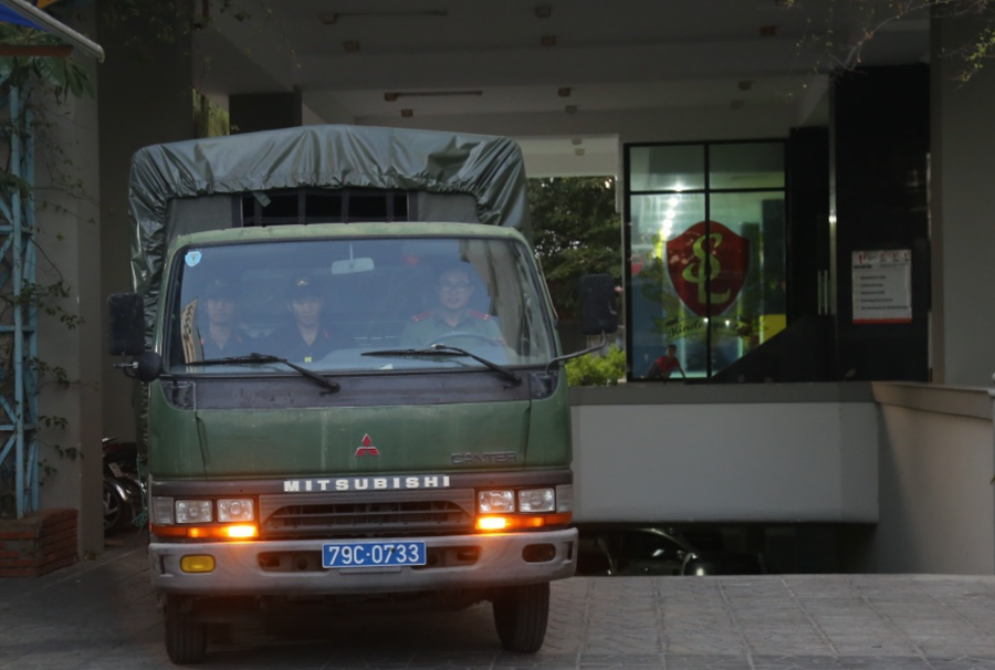 Cơ quan công an khám xét nơi làm việc, bắt tạm giam ông Nguyễn Chí Uy hồi tháng 12.2019 - Ảnh: Phan Lê Cơ quan công an khám xét nơi làm việc, bắt tạm giam ông Nguyễn Chí Uy hồi tháng 12.2019 - Ảnh: Phan Lê