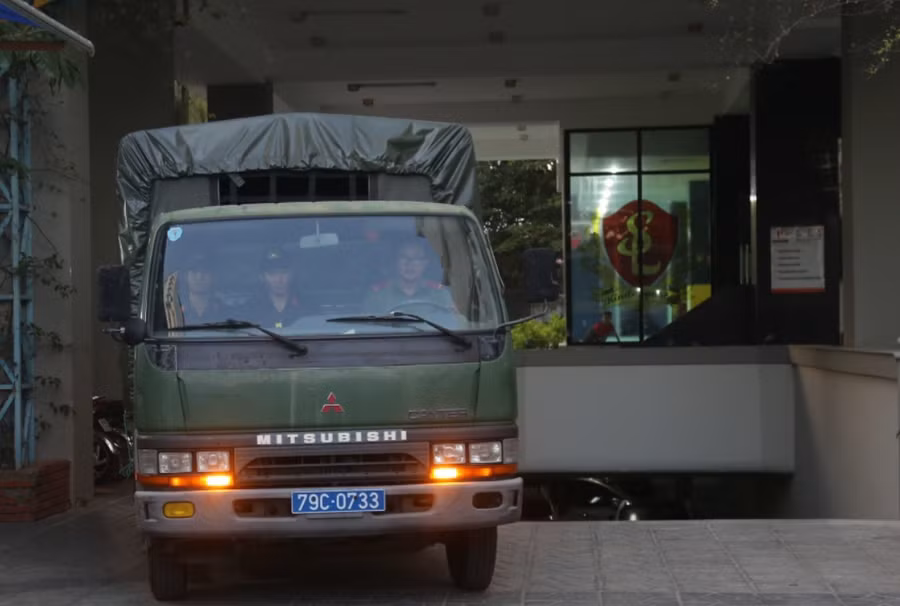 Cơ quan công an khám xét nơi làm việc, bắt tạm giam ông Nguyễn Chí Uy hồi tháng 12.2019 - Ảnh: Phan Lê