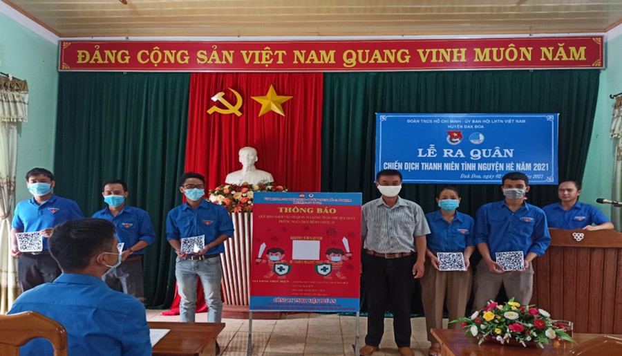 Trao tặng Mã QR Code cho đại diện các xã, thị trấn trên địa bàn huyện Đak Đoa. Ảnh: Lê Đại Trao tặng Mã QR Code cho đại diện các xã, thị trấn trên địa bàn huyện Đak Đoa. Ảnh: Lê Đại