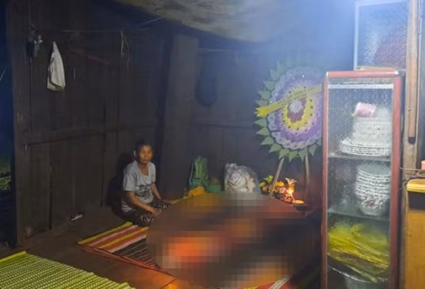 Gia đình tổ chức tang lễ cho cháu Y.M Ksơr. (Nguồn: dantri.com.vn)