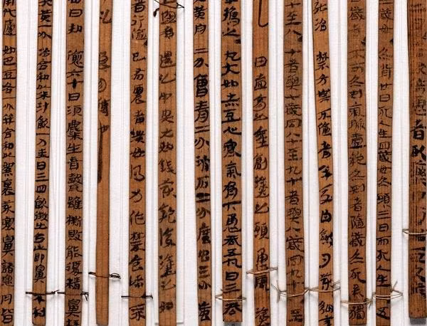 Nói về 3 cuốn sách cổ thất truyền được khai quật trong khảo cổ học Trung Quốc, thế giới có những ý kiến khác nhau nhưng về cơ bản đều phản ánh tích cực và cho rằng chúng có ý nghĩa lịch sử rất quan trọng đối với việc nghiên cứu lịch sử thời Chiến quốc ở Trung Quốc. Nói về 3 cuốn sách cổ thất truyền được khai quật trong khảo cổ học Trung Quốc, thế giới có những ý kiến khác nhau nhưng về cơ bản đều phản ánh tích cực và cho rằng chúng có ý nghĩa lịch sử rất quan trọng đối với việc nghiên cứu lịch sử thời Chiến quốc ở Trung Quốc.