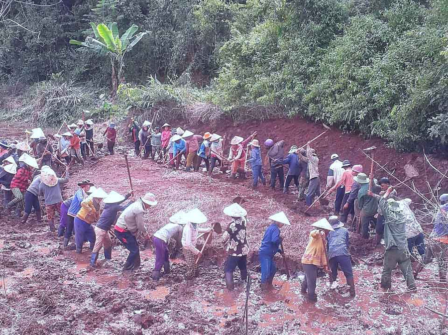 Phụ nữ Bahnar xã Kon Thụp giúp đỡ ngày công cho các gia đình hội viên neo đơn, khó khăn. Ảnh: Minh Châu 