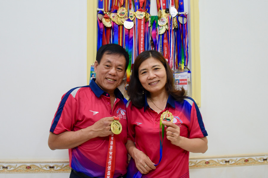 Vợ chồng ông Hà Quân-bà Nguyễn Thị Hình luôn tìm được sự hòa hợp nhờ có cùng đam mê thể thao. Ảnh: Phương Duyên