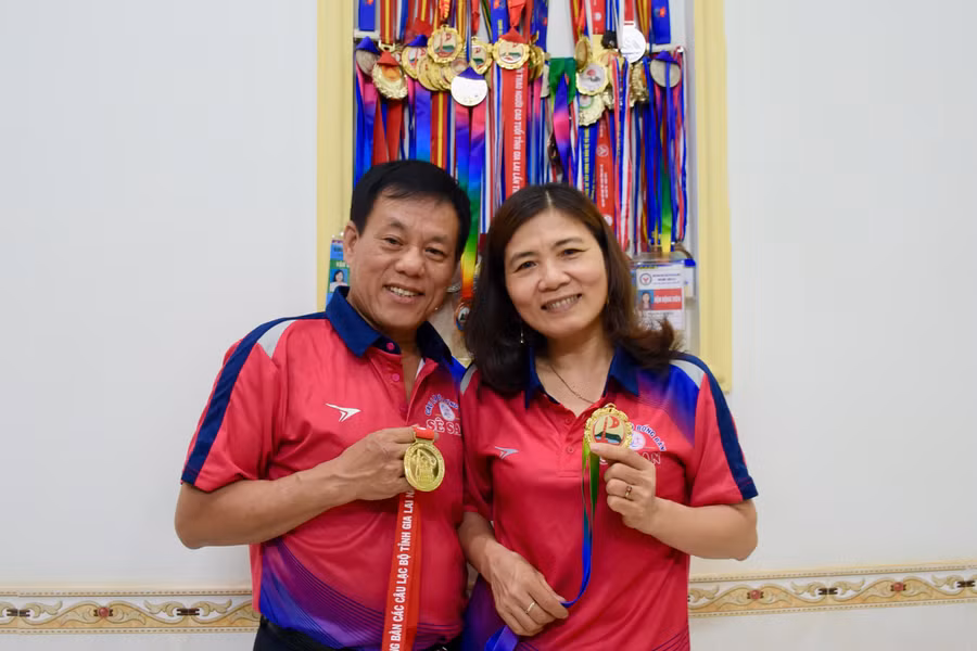 Vợ chồng ông Hà Quân-bà Nguyễn Thị Hình luôn tìm được sự hòa hợp nhờ có cùng đam mê thể thao. Ảnh: Phương Duyên