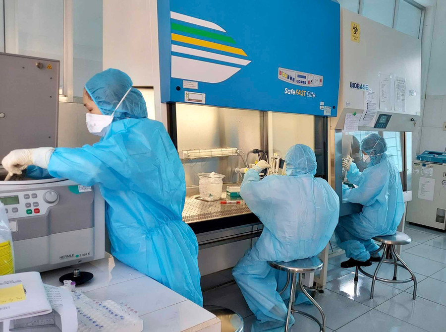 Xét nghiệm SARS-CoV-2 tại Trung tâm Kiểm soát bệnh tật tỉnh. Ảnh: Như Nguyện